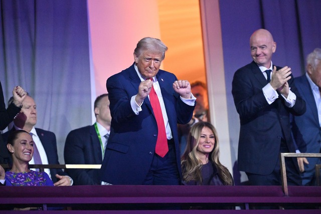 Donald Trump tanzt auf der Trib&uuml;ne bei der WM-Auslosung.  | Foto: Mandel Ngan/POOL AFP/AP/dpa