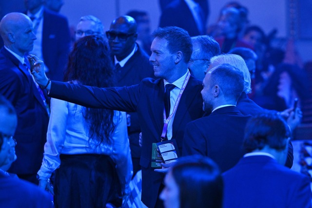 Julian Nagelsmann unterh&auml;lt sich im Saal bei der WM-Auslosung.  | Foto: Mandel Ngan/POOL AFP/AP/dpa