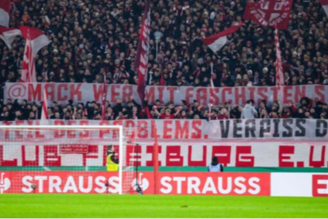 Ultras protestieren im Stadion des SC Freiburg gegen Sponsor Europa-Park