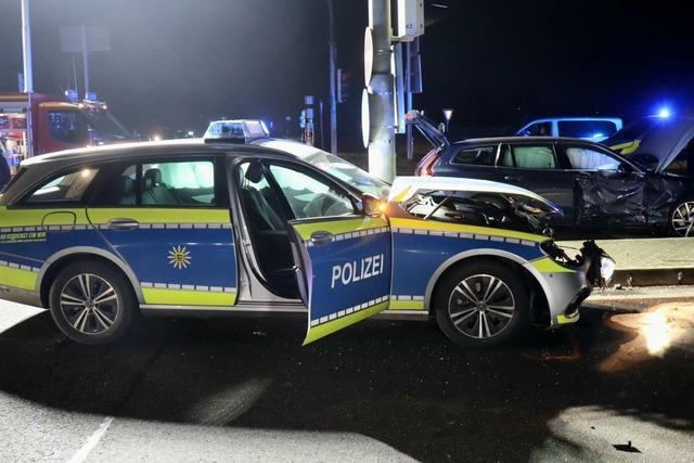 Zwei Menschen bei Unfall mit Polizeiauto verletzt