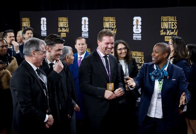 Julian Nagelsmann l&auml;uft &uuml;ber den Roten Teppich bei der WM-Auslosung.  | Foto: Koen Van Weel/ANP/dpa