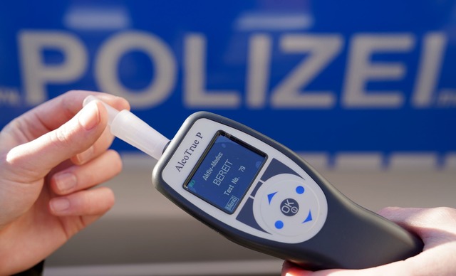 Ziemlich betrunken ist ein Mann mit ei...m Auto unterwegs gewesen. (Symbolbild)  | Foto: Marcus Brandt/dpa