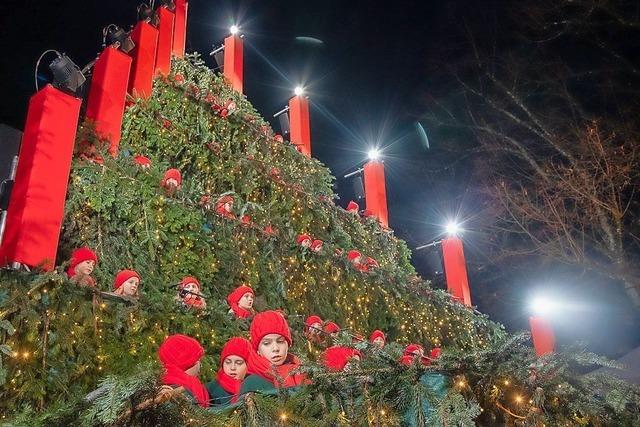 Singender Weihnachtsbaum mit Kinderchor beim Waldkircher Weihnachtsmarkt 2025