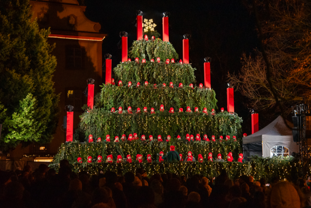 Fotos: Singender Weihnachtsbaum mit Kinderchor in Waldkirch