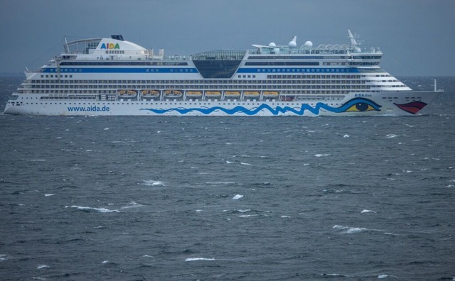 Das Kreuzfahrtschiff Aidadiva verlsst den Hafen und fhrt auf die Ostsee.  | Foto: Jens Bttner (dpa)