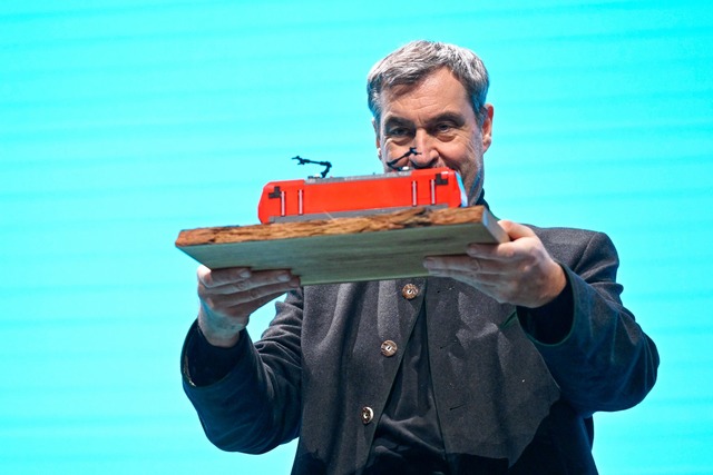 In Heidelberg gab es kein Lichtschwert, sondern einen Zug - im SPD-Rotton.  | Foto: Uwe Anspach/dpa