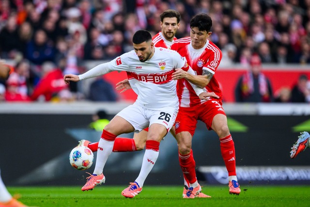 Stuttgarts St&uuml;rmerstar Deniz Undav (l.) blieb diesmal ohne Treffer.  | Foto: Tom Weller/dpa