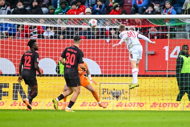 Anton Kade beweist f&uuml;r den FC Augsburg K&ouml;pfchen.  | Foto: Harry Langer/dpa