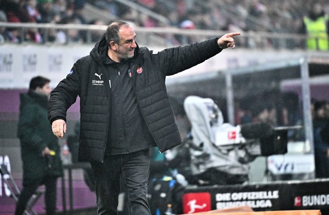 Im Regen trieb Heidenheims Trainer Frank Schmidt seine Elf gegen Freiburg an.  | Foto: Jan-Philipp Strobel/dpa