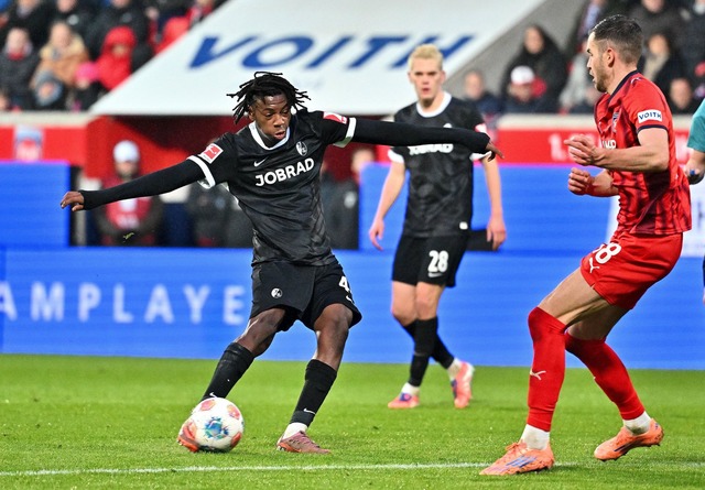 Johan Manzambi schie&szlig;t das 1:0 f&uuml;r den SC Freiburg.  | Foto: Jan-Philipp Strobel/dpa