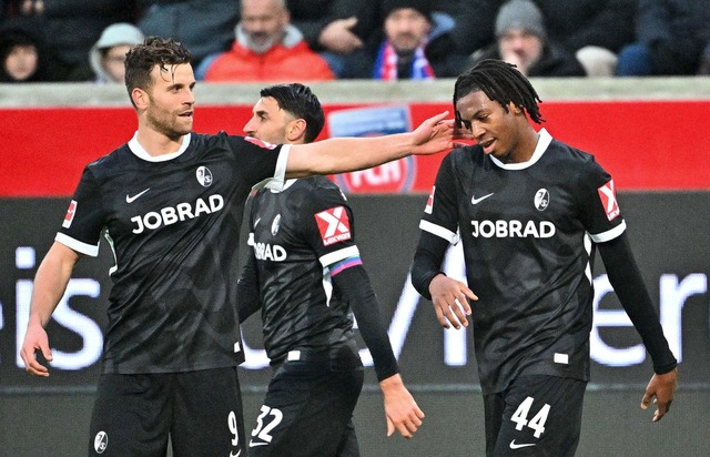 Durfte sich feiern lassen: Freiburgs Torsch&uuml;tze Johan Manzambi.  | Foto: Jan-Philipp Strobel/dpa