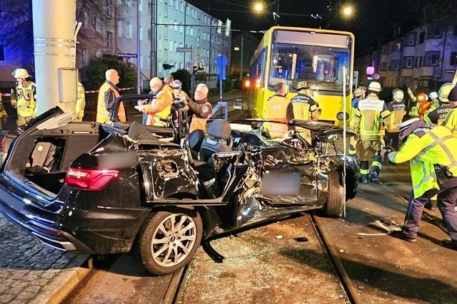 Stadtbahn entgleist nach Unfall – Autofahrer schwer verletzt
