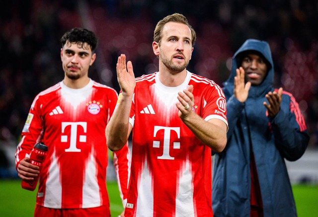 Dreifachtorsch&uuml;tze beim Sieg in Stuttgart: Bayern-Star Harry Kane (M.).  | Foto: Tom Weller/dpa