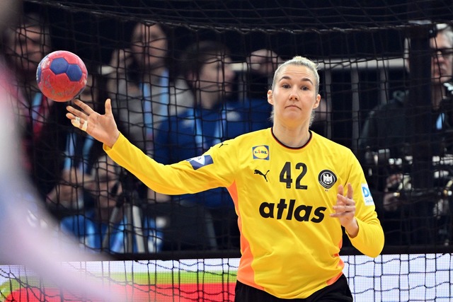 F&uuml;nf Paraden in der ersten Halbzeit: DHB-Keeperin Katharina Filter.  | Foto: Federico Gambarini/dpa