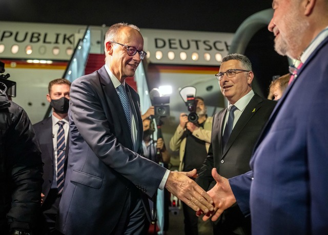 Der Kanzler ist zu seinem Antrittsbesuch in Israel eingetroffen.  | Foto: Michael Kappeler/dpa