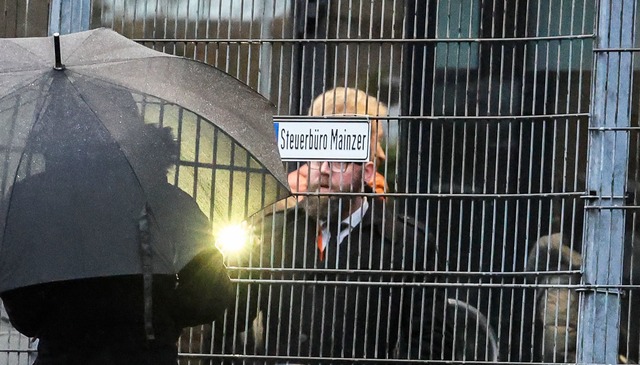 Moderator Thomas Gottschalk (hinten M,...sen nicht, was passiert" am Studio an.  | Foto: Christoph Reichwein/dpa