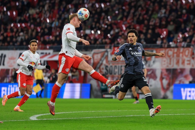 Conrad Harder (RB Leipzig) trifft zum ...t Frankfurt) kann es nicht verhindern.  | Foto: Jan Woitas/dpa