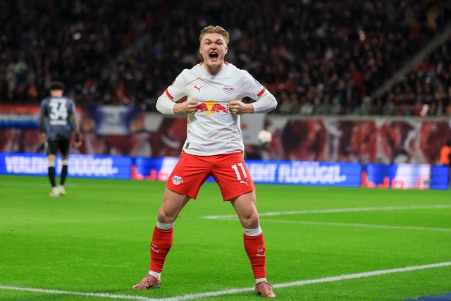 Der Leipziger Conrad Harder jubelt nac...n erstes Pflichtspieltor im RB-Trikot.  | Foto: Jan Woitas/dpa
