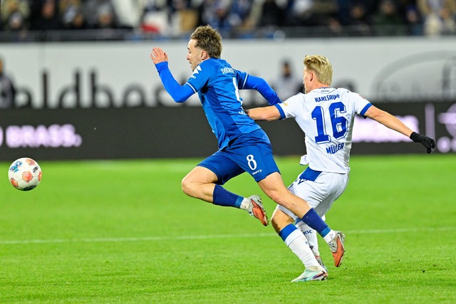 Darmstadts Luca Marseiler (links) und Andreas M&uuml;ller vom KSC im Zweikampf.  | Foto: Uwe Anspach/dpa
