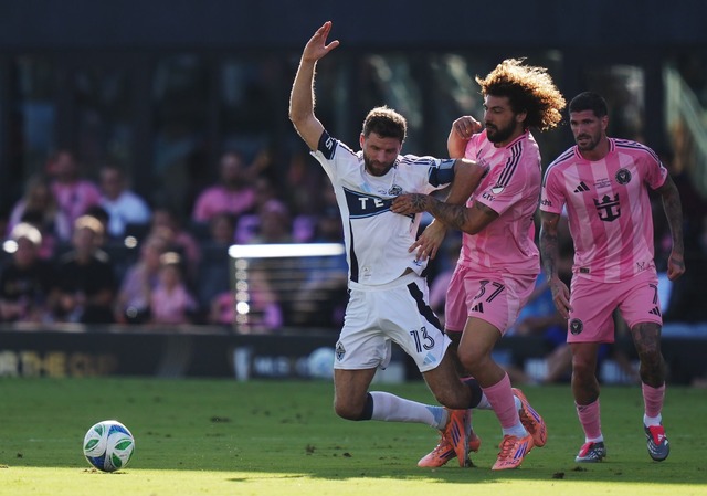 M&uuml;ller (links) lieferte sich intensive Zweik&auml;mpfe  | Foto: Darryl Dyck/The Canadian Press/AP/dpa