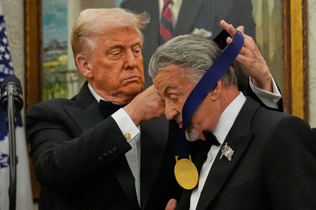 US-Pr&auml;sident Donald Trump h&auml;...e Sylvester Stallone eine Medaille um.  | Foto: Julia Demaree Nikhinson/AP/dpa