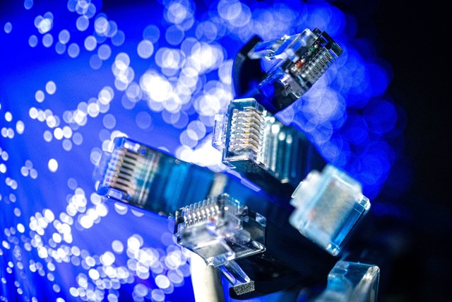 Der Glasfaser-Ausbau in Baden-W&uuml;rttemberg hinkt hinterher. (Symbolbild)  | Foto: Sina Schuldt/dpa