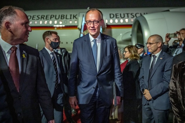 Der Besuch des Kanzlers in Israel gilt als wichtig aber auch schwierig.  | Foto: Michael Kappeler/dpa