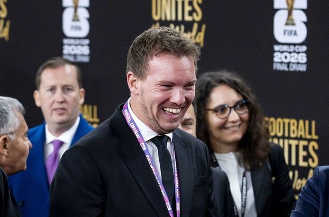 Julian Nagelsmann lacht auf seinem Weg zur Auslosung.  | Foto: Koen Van Weel/ANP/dpa