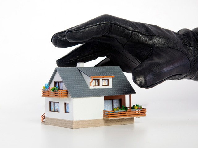 In Weisweil sind Unbekannte in ein Haus eingebrochen.  | Foto: Guido Khoury (stock.adobe.com)