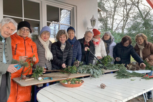 Frauen aus Wehr binden Adventskrnze fr den guten Zweck