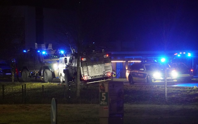 Bei einem SEK-Einsatz auf der L240 bei...h ist eine Person festgenommen worden.  | Foto: Reinert/swd-medien/dpa