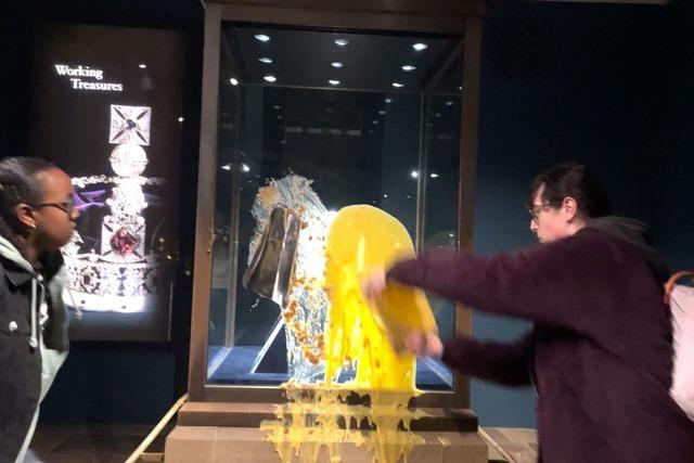 Kuchenprotest im Tower: Aktivisten attackieren Kronjuwelen