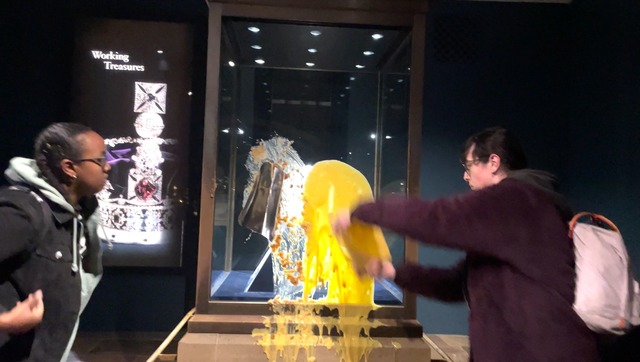 Aktivisten beschmieren die Vitrine, in der die Krone ist.  | Foto: Take Back Power/PA Media/dpa