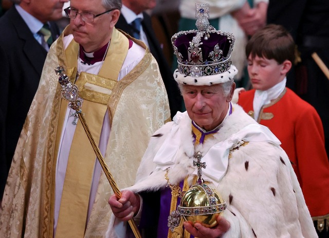 K&ouml;nig Charles III. trug die State...nach seiner Kr&ouml;nung (Archivbild).  | Foto: Phil Noble/AP/dpa