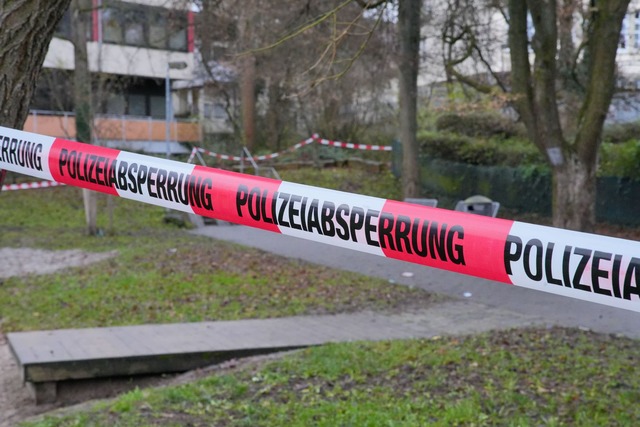 Die Polizei war in der Nacht mit einem Gro&szlig;aufgebot im Einsatz.  | Foto: Enrique Kaczor/onw-images/dpa