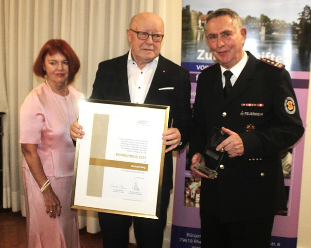 Mit dem Ehrenpreis der Brgerstiftung ... Rsner und Laudator Norbert Dietrich.  | Foto: Rolf Reimann