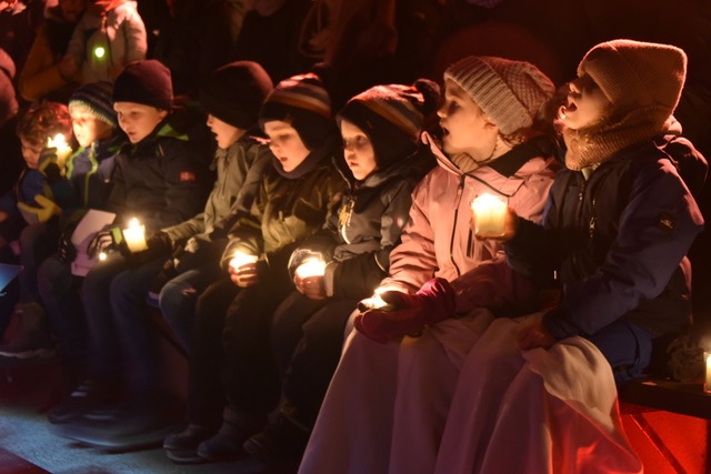 Gro und Klein, Alt und Jung trafen si...um gemeinsamen Weihnachtsliedersingen.  | Foto: Benedikt Sommer