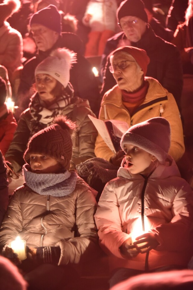 Gro und Klein, Alt und Jung trafen si...um gemeinsamen Weihnachtsliedersingen.  | Foto: Benedikt Sommer