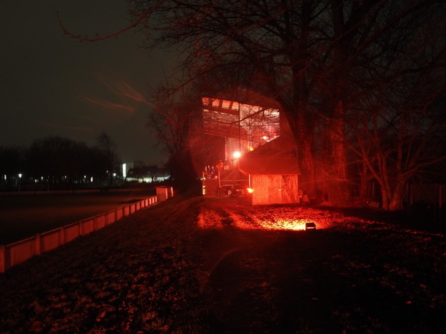 Stimmungsvoll beleuchtet wird die Tribhne im FCE-Stadion.  | Foto: Benedikt Sommer