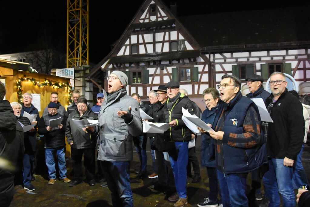 Der Mnnerchor Liederkranz unterhielt die Gste mit Weihnachtsliedern.
