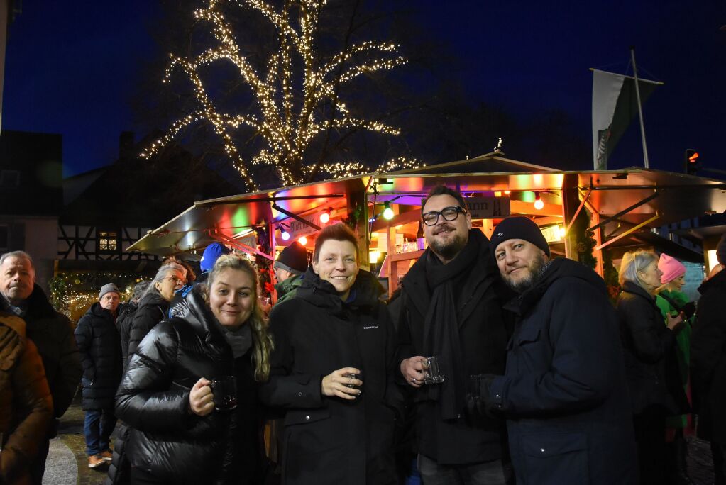 Glhwein, Kunsthandwerk und internationale Kstlichkeiten: Der Weihnachtsmarkt hat am Wochenende fr eine festliche Atmosphre in Gundelfingen gesorgt.