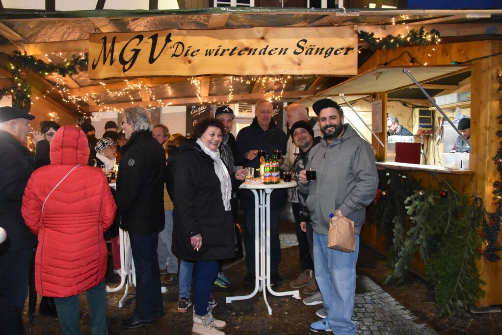 Glhwein, Kunsthandwerk und internationale Kstlichkeiten: Der Weihnachtsmarkt hat am Wochenende fr eine festliche Atmosphre in Gundelfingen gesorgt.