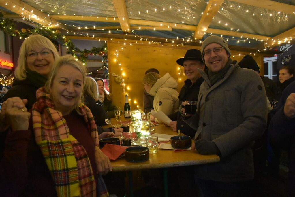 Glhwein, Kunsthandwerk und internationale Kstlichkeiten: Der Weihnachtsmarkt hat am Wochenende fr eine festliche Atmosphre in Gundelfingen gesorgt.