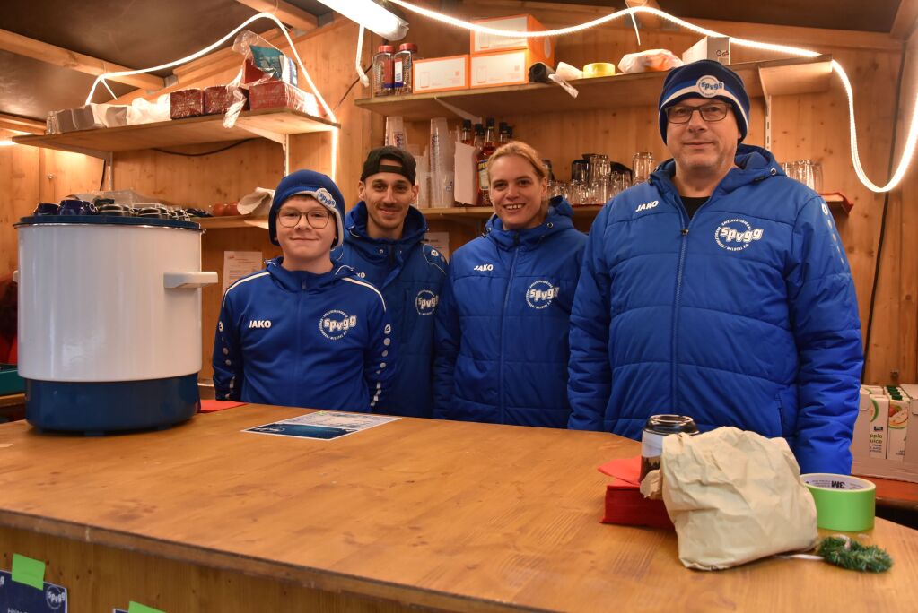 Die Fuballer versorgten die Besucher mit heien Seelen.