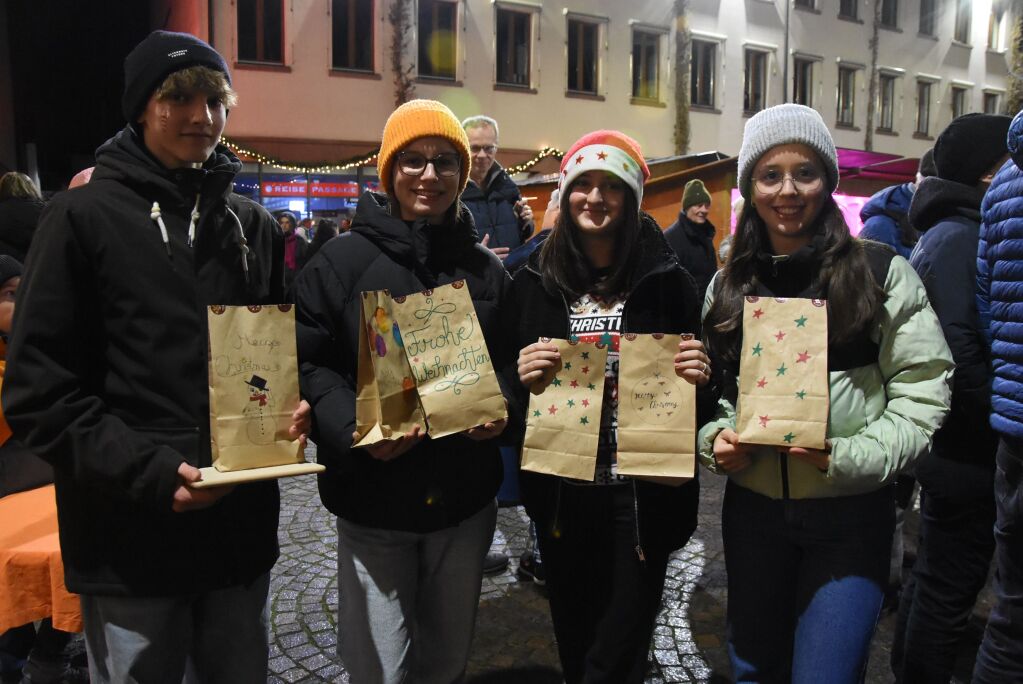 Glhwein, Kunsthandwerk und internationale Kstlichkeiten: Der Weihnachtsmarkt hat am Wochenende fr eine festliche Atmosphre in Gundelfingen gesorgt.