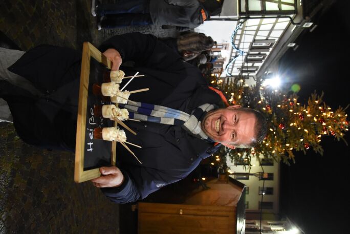 Glhwein, Kunsthandwerk und internationale Kstlichkeiten: Der Weihnachtsmarkt hat am Wochenende fr eine festliche Atmosphre in Gundelfingen gesorgt.