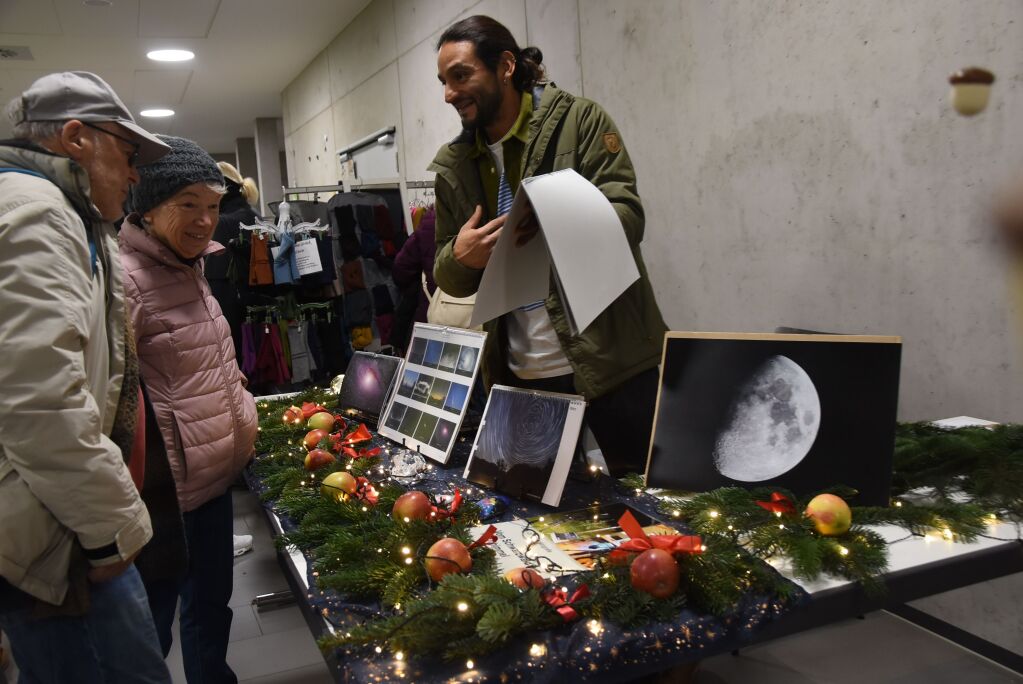 Besondere Bilder und Kalender bot Emilio Gonzales an. In seiner Freizeit fotografiert der Koch aus Guatemala gestochen scharfe Fotos in Groformat von Mond, Sternschnuppen oder Sternen.