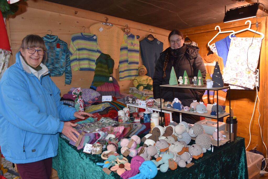 Glhwein, Kunsthandwerk und internationale Kstlichkeiten: Der Weihnachtsmarkt hat am Wochenende fr eine festliche Atmosphre in Gundelfingen gesorgt.