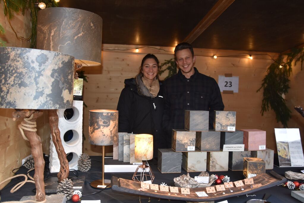 Sascha Kaiser designt und fertigt Lampen aus Buntschiefer.