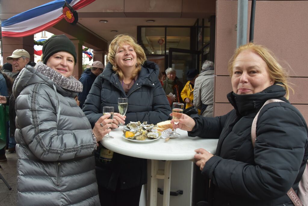 Glhwein, Kunsthandwerk und internationale Kstlichkeiten: Der Weihnachtsmarkt hat am Wochenende fr eine festliche Atmosphre in Gundelfingen gesorgt.